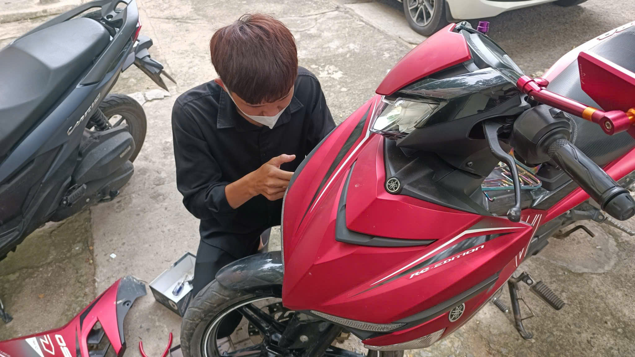 Kỹ thuật viên đang lắp đặt định vị giá rẻ tại Thanh Hóa