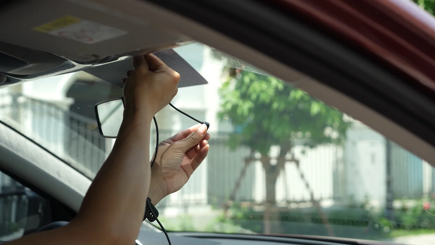 Kỹ thuật viên tại Cartech đang đi dây camera hành trình chuyên nghiệp