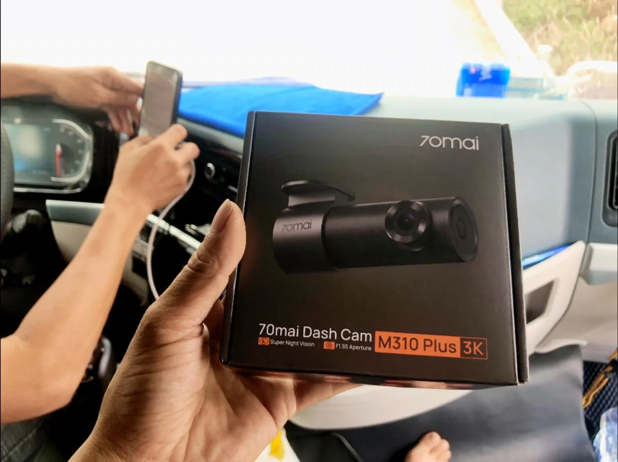 Lắp Đặt Camera Hành Trình 70mai M310 3K Tại Thanh Hóa – Chính Hãng, Giá Tốt Nhất 4 Hình ảnh thực tế nhân viên đang lắp đặt camera tại cửa hàng
