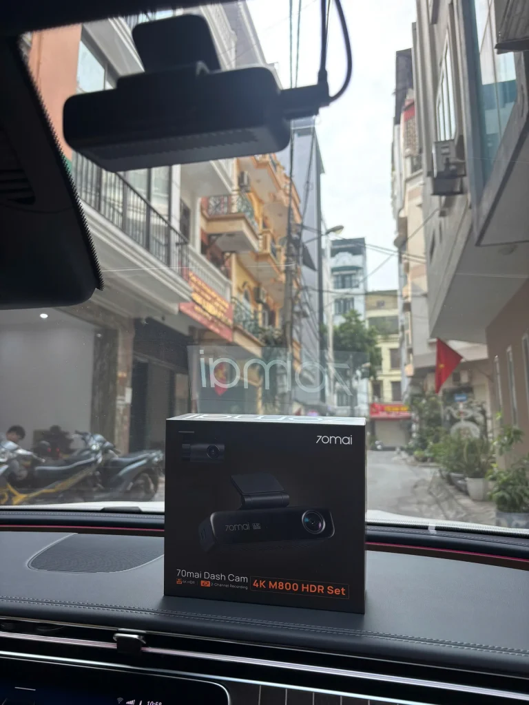 Ky thuat vien CarTech lap camera 70mai M800
