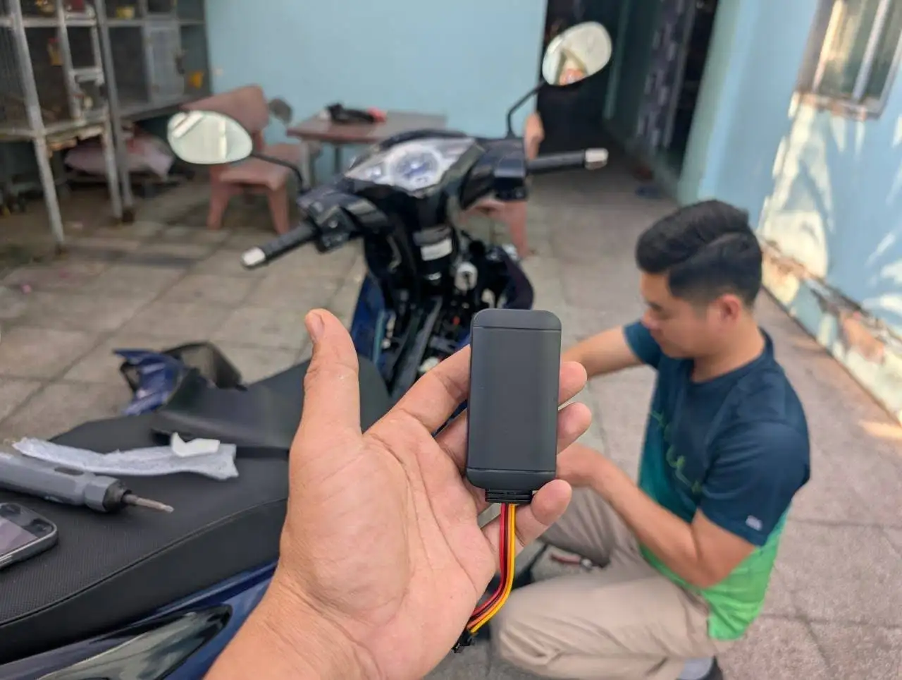 Kỹ thuật đang lắp định vị xe máy tại Hải Phòng