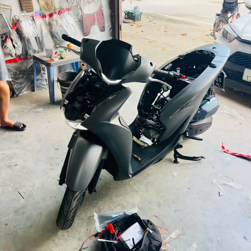 Địa chỉ lắp định vị xe máy tại Thanh Hóa 2 Kỹ thuật viên lắp thiết bị định vị xe máy